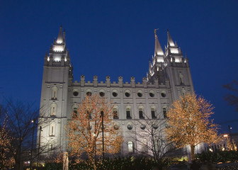 Fototapeta na wymiar Salt Lake świątyni na południe boczne oświetlenie świąteczne