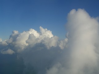 Fototapeta na wymiar dancing clouds, über den wolken