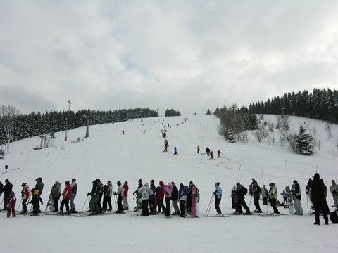 ski people waiting