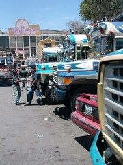 Fototapeta na wymiar gare de bus guatemaltèque