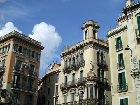 remarkable buildings in barcelona