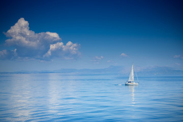 Obraz premium sailing boat at an open sea