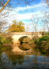 Pont et son reflet dans l'eau