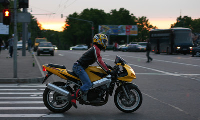Fototapeta na wymiar Dziewczyna na motocyklu