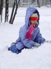 Fototapeta na wymiar girl in the snow