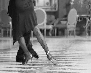 couple dancing tango at a hotel lobby - obrazy, fototapety, plakaty