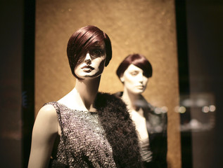 deux mannequins dans une vitrine