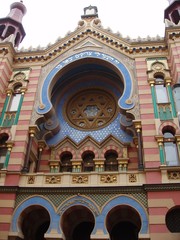 Fototapeta na wymiar kolorowe, bogato zdobione synagoga / Praga