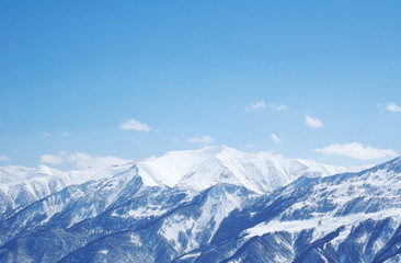 Fototapeta na wymiar góry pod śniegiem w zimie - Gruzja, Gudauri