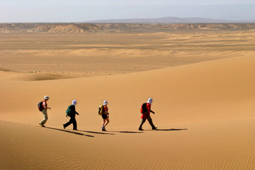 randonneurs dans le d&eacute;sert