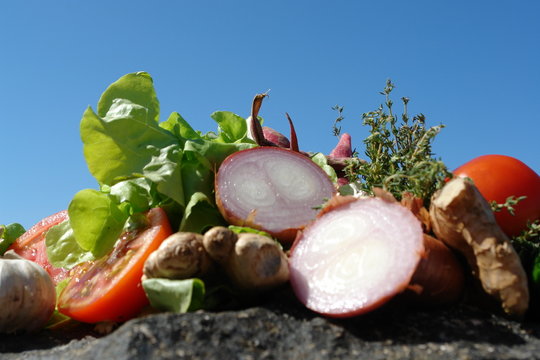 oignon tranch&eacute; et legumes