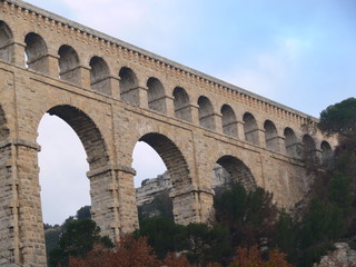 Fototapeta na wymiar aqueduc