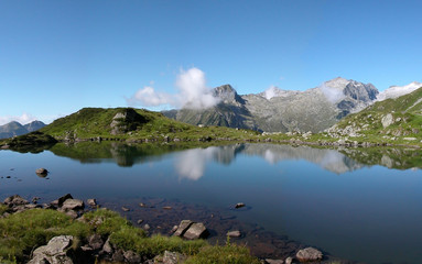 panorama di un lago alpino