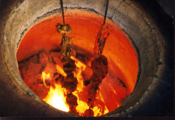 Fleisch am Spieß im Tandoor-Ofen mit heißer, glühender Holzkohle grillen - obrazy, fototapety, plakaty