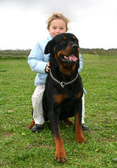fillette et chien de garde