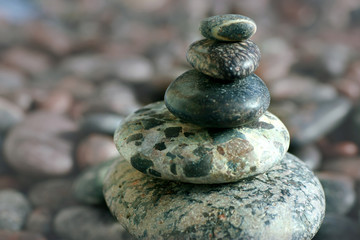 pyramide aus kieselsteinen