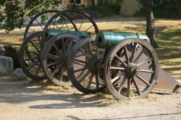 Fototapeta premium wheels and gun