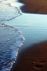 olas en la orilla