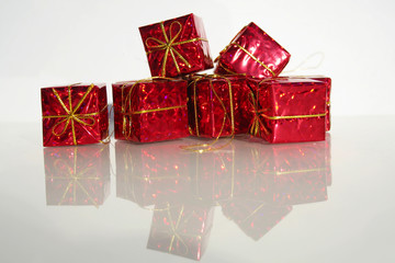 paquets cadeaux rouges et or 1