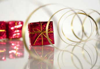 paquets cadeaux rouges et or 2