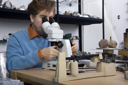 forscher f&uuml;r ausserirdisches gestein