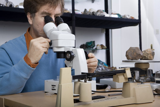 forscher f&uuml;r ausserirdisches gestein