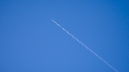flugzeug im blauen himmel