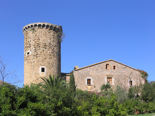 Fototapeta na wymiar starożytny śródziemnomorski dwór z wieży strażniczej (Costa Brava, Hiszpania)