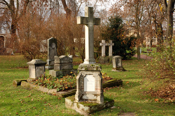 grabsteine auf einem  friedhof