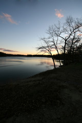 Fototapeta na wymiar spokojne jezioro o zachodzie słońca