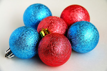 red and blue christmas blubs