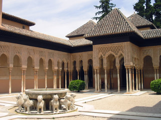 patio of the lions in the alhambra in granada, spa - obrazy, fototapety, plakaty