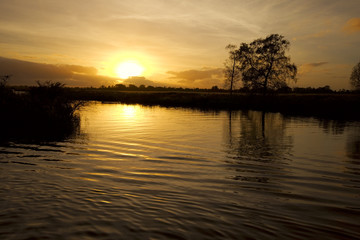 Obraz premium sunset on the riverbank