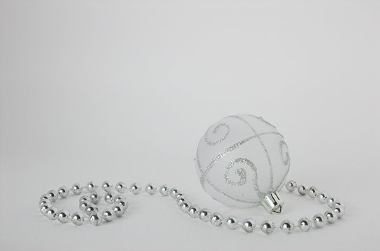 white x-mas ball