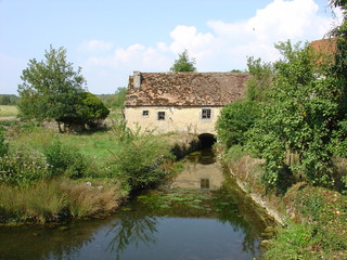 et au milieu coule la riviere