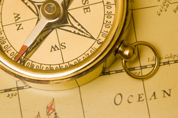 Fototapeta na wymiar Stary styl mosiądzu kompas na zabytkowej mapie