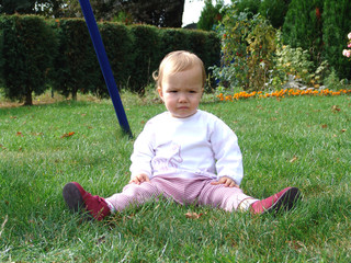 enfant dans l'herbe