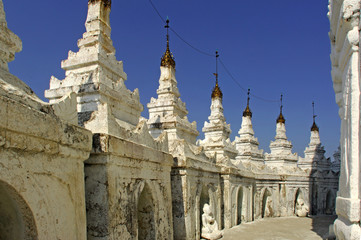 myanmar, mingun: white pagoda