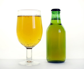 copa y botella de cerveza