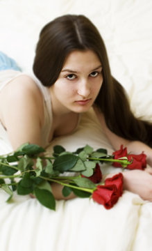 beatiful girl with red roses