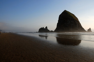 spiaggia al tramonto con rocce