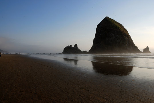 spiaggia al tramonto con rocce