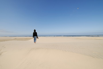 Fototapeta na wymiar passeggiata sulla spiaggia