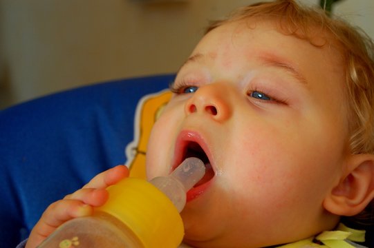 b&eacute;b&eacute; qui boit