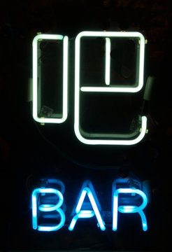 a neon sign of bar in chinese