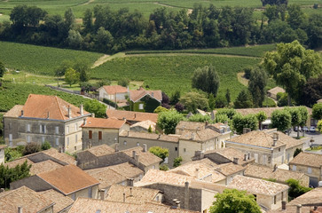 Fototapeta na wymiar widok na Saint-Emilion i winnice
