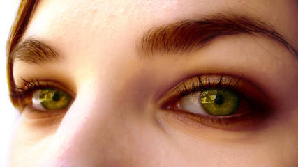 yeux jaune or de femme sexy maquillée couleur