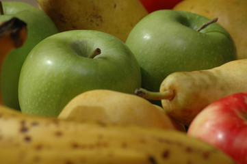 pommes, poires et bananes