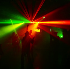 tanzende menschen im grün/rotem laserlicht