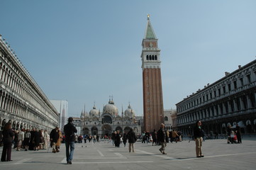 le campanile sur la place